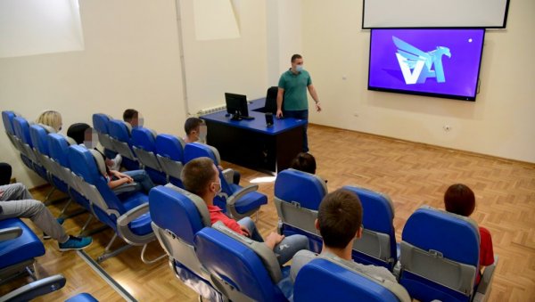 ВАЗДУХОПЛОВНА ПОД ЛУПОМ: Просветне власти испитаће зашто се струче књиге у овој школи набављају посебно ВАЗДУХОПЛОВНА ПОД ЛУПОМ: Просветне власти испитаће зашто се струче књиге у овој школи набављају посебно