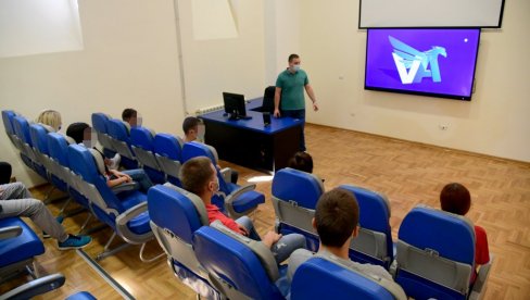 VAZDUHOPLOVNA POD LUPOM: Prosvetne vlasti ispitaće zašto se struče knjige u ovoj školi nabavljaju posebno VAZDUHOPLOVNA POD LUPOM: Prosvetne vlasti ispitaće zašto se struče knjige u ovoj školi nabavljaju posebno