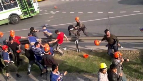 MOSKVI FALE RADNICI, A NEĆE DA IH PLAĆAJU: Sve češće tuče državljana bivših sovjetskih azijskih republika zbog mizernih nadnica MOSKVI FALE RADNICI, A NEĆE DA IH PLAĆAJU: Sve češće tuče državljana bivših sovjetskih azijskih republika zbog mizernih nadnica