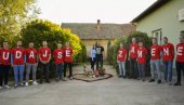 НЕОБИЧНА ПРОСИДБА: Ево како је Драган питао Милану да се уда за њега (ФОТО) НЕОБИЧНА ПРОСИДБА: Ево како је Драган питао Милану да се уда за њега (ФОТО)