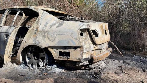 ОВО ЈЕ АУТО ПОРОДИЦЕ ЂОКИЋ: Возило потпуно спаљено, језиве сцене у близни Алексинца (ФОТО/ВИДЕО) ОВО ЈЕ АУТО ПОРОДИЦЕ ЂОКИЋ: Возило потпуно спаљено, језиве сцене у близни Алексинца (ФОТО/ВИДЕО)