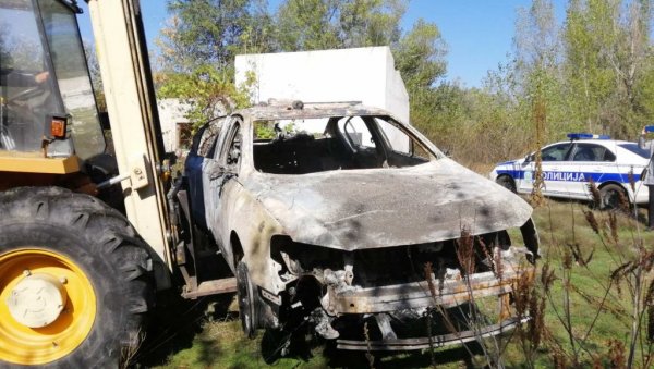 ЗАВРШЕНА ОБДУКЦИЈА: Породица Ђокић убијена из ватреног оружја - Пронађена чаура код запаљеног аутомобила ЗАВРШЕНА ОБДУКЦИЈА: Породица Ђокић убијена из ватреног оружја - Пронађена чаура код запаљеног аутомобила