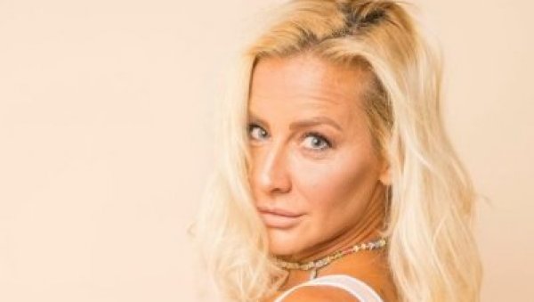 НЕВЕРИЦА НА АДИ Милица Дабовић видела да се скупља новац за болесно дете, узела кутију и решила да се прикључи НЕВЕРИЦА НА АДИ Милица Дабовић видела да се скупља новац за болесно дете, узела кутију и решила да се прикључи