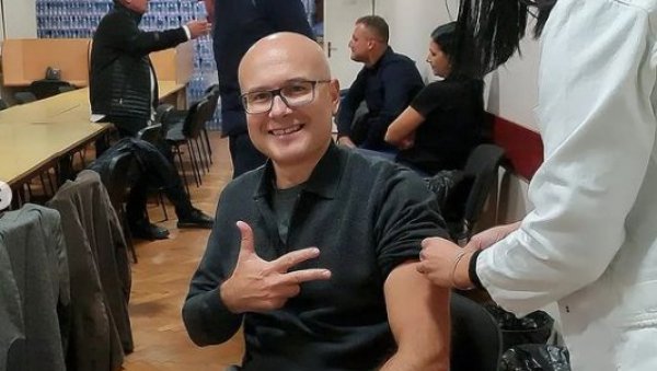 МИЛОШ ВУЧЕВИЋ ПРИМИО ТРЕЋУ ДОЗУ: Вакцинишите се, спасите себе и своје вољене (ФОТО) МИЛОШ ВУЧЕВИЋ ПРИМИО ТРЕЋУ ДОЗУ: Вакцинишите се, спасите себе и своје вољене (ФОТО)