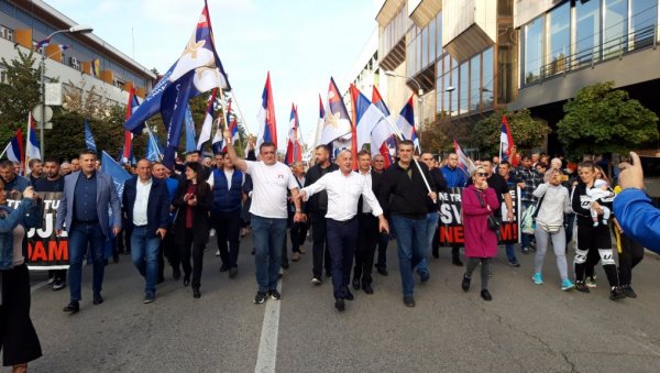 ОПОЗИЦИЈА ТРАЖИ СМЕНЕ И ХАПШЕЊА: Шта су показали масовни протести протеклог викенда на Тргу Крајине у центру Бањалуке ОПОЗИЦИЈА ТРАЖИ СМЕНЕ И ХАПШЕЊА: Шта су показали масовни протести протеклог викенда на Тргу Крајине у центру Бањалуке