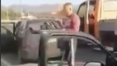 ДИВЉАШТВО КОД БУЈАНОВЦА: Уништавали аутомобиле уз псовање српске мајке и све снимили (ВИДЕО) ДИВЉАШТВО КОД БУЈАНОВЦА: Уништавали аутомобиле уз псовање српске мајке и све снимили (ВИДЕО)