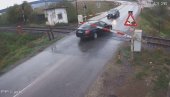СМРТ НА ПРУЖНОМ ПРЕЛАЗУ: Трагедија код Челинца, погинуо мушкарац СМРТ НА ПРУЖНОМ ПРЕЛАЗУ: Трагедија код Челинца, погинуо мушкарац