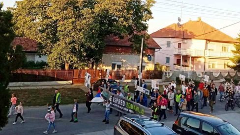 ХИТНО УКЛОНИТЕ ЕКОЛОШКУ БОМБУ: У Темерину организован и трећи улични протест грађана против загађења са фарме свиња ХИТНО УКЛОНИТЕ ЕКОЛОШКУ БОМБУ: У Темерину организован и трећи улични протест грађана против загађења са фарме свиња