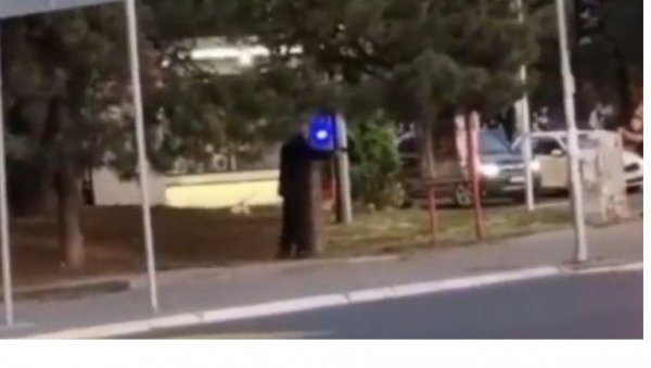 МУШКАРАЦ УПЕРИО ПИШТОЉ У ПОЛИЦАЈЦА: Погледајте драматичан снимак из Устаничке улице (ВИДЕО) МУШКАРАЦ УПЕРИО ПИШТОЉ У ПОЛИЦАЈЦА: Погледајте драматичан снимак из Устаничке улице (ВИДЕО)