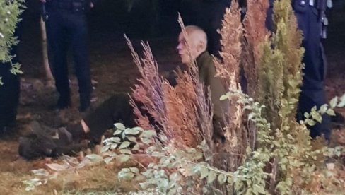 ОВО ЈЕ МУШКАРАЦ КОЈИ ЈЕ ПУЦАО ПО УСТАНИЧКОЈ: Савладала га Интервентна, седи везан лисицама, опкољен полицијом! ОВО ЈЕ МУШКАРАЦ КОЈИ ЈЕ ПУЦАО ПО УСТАНИЧКОЈ: Савладала га Интервентна, седи везан лисицама, опкољен полицијом!