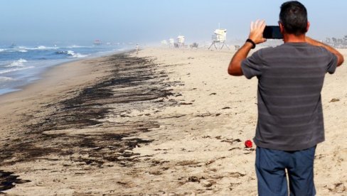 EKOLOŠKA KATASTROFA U SAD: Izlila se nafta u Kaliforniji,na plažama mrtve ptice i ribe (FOTO) EKOLOŠKA KATASTROFA U SAD: Izlila se nafta u Kaliforniji,na plažama mrtve ptice i ribe (FOTO)