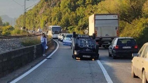 ВОЗИЛО СЕ ПРЕВРНУЛО НА КРОВ КОД ВИРПАЗАРА: Жена заспала за воланом и изазвала незгоду? ВОЗИЛО СЕ ПРЕВРНУЛО НА КРОВ КОД ВИРПАЗАРА: Жена заспала за воланом и изазвала незгоду?