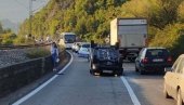 ВОЗИЛО СЕ ПРЕВРНУЛО НА КРОВ КОД ВИРПАЗАРА: Жена заспала за воланом и изазвала незгоду? ВОЗИЛО СЕ ПРЕВРНУЛО НА КРОВ КОД ВИРПАЗАРА: Жена заспала за воланом и изазвала незгоду?
