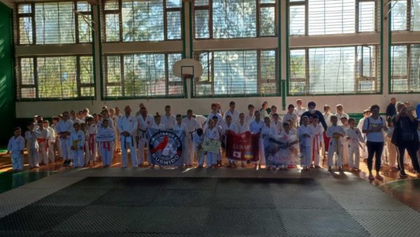 КАРАТЕ КУП У СПОРТСКОМ ЦЕНТРУ ЖАРКОВО: Медаље најбољим борцима КАРАТЕ КУП У СПОРТСКОМ ЦЕНТРУ ЖАРКОВО: Медаље најбољим борцима