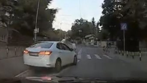 УМАЛО УДАРИО ПЕШАКА НА ПРЕЛАЗУ: Забележена још једна бахата вожња у Београду (ВИДЕО) УМАЛО УДАРИО ПЕШАКА НА ПРЕЛАЗУ: Забележена још једна бахата вожња у Београду (ВИДЕО)