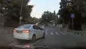 UMALO UDARIO PEŠAKA NA PRELAZU: Zabeležena još jedna bahata vožnja u Beogradu (VIDEO) UMALO UDARIO PEŠAKA NA PRELAZU: Zabeležena još jedna bahata vožnja u Beogradu (VIDEO)