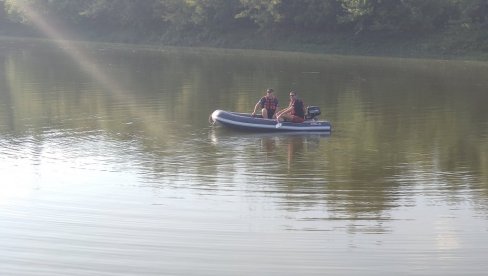 NOVA NESREĆA NA RECI: U Sremskoj Mitrovici čamac naleteo na gumu, jedan čovek ima teške povrede NOVA NESREĆA NA RECI: U Sremskoj Mitrovici čamac naleteo na gumu, jedan čovek ima teške povrede