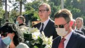 PREDSEDNIK NA SAHRANI IVANA TASOVCA: Vučić nosi veliki buket belog cveća (FOTO) PREDSEDNIK NA SAHRANI IVANA TASOVCA: Vučić nosi veliki buket belog cveća (FOTO)