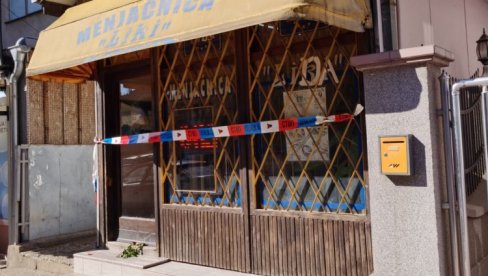 ПОТРЕСАН ПРИЗОР ИСПРЕД МЕЊАЧНИЦЕ ЂОКИЋА: Руже на прагу терају сузе на очи - у читавом Алексинцу мук и тишина, комшије у сузама (ФОТО/ВИДЕО) ПОТРЕСАН ПРИЗОР ИСПРЕД МЕЊАЧНИЦЕ ЂОКИЋА: Руже на прагу терају сузе на очи - у читавом Алексинцу мук и тишина, комшије у сузама (ФОТО/ВИДЕО)