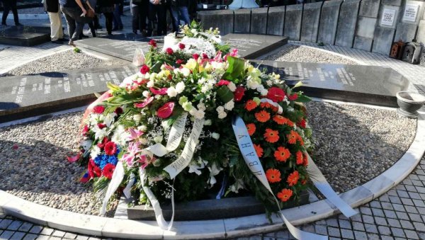 САХРАЊЕН ИВАН ТАСОВАЦ: Патријарх се потресним речима опростио од уметника - Увек је смрт незвани непријатељ (ФОТО/ВИДЕО) САХРАЊЕН ИВАН ТАСОВАЦ: Патријарх се потресним речима опростио од уметника - Увек је смрт незвани непријатељ (ФОТО/ВИДЕО)