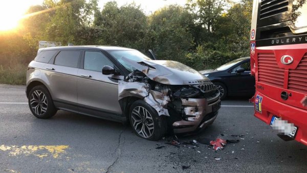 САОБРАЋАЈНА НЕСРЕЋА НА ЧУКАРИЦИ: Range rover ударио у аутобус 55 (ФОТО/ВИДЕО) САОБРАЋАЈНА НЕСРЕЋА НА ЧУКАРИЦИ: Range rover ударио у аутобус 55 (ФОТО/ВИДЕО)