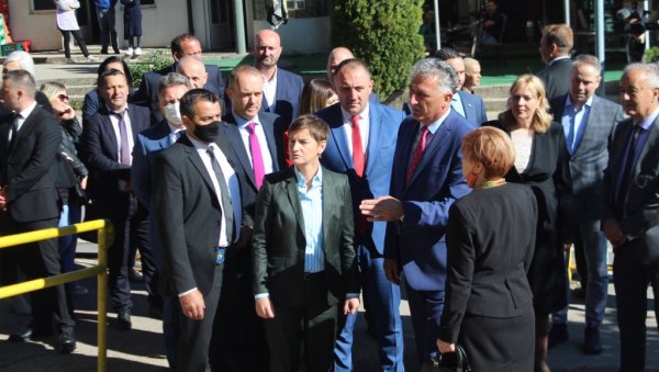 ЗА ПРОЈЕКТЕ 88 МИЛИОНА: Вредне најаве Ане Брнабић током посете Невесињу ЗА ПРОЈЕКТЕ 88 МИЛИОНА: Вредне најаве Ане Брнабић током посете Невесињу