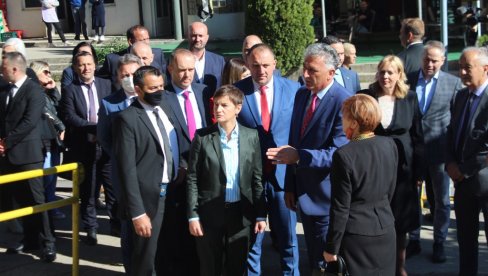 ЗА ПРОЈЕКТЕ 88 МИЛИОНА: Вредне најаве Ане Брнабић током посете Невесињу ЗА ПРОЈЕКТЕ 88 МИЛИОНА: Вредне најаве Ане Брнабић током посете Невесињу