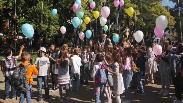 БАЛОНИ СА ЖЕЉАМА ВИНУЛИ СЕ У НЕБО: У Суботици почела Дечја недеља (ФОТО) БАЛОНИ СА ЖЕЉАМА ВИНУЛИ СЕ У НЕБО: У Суботици почела Дечја недеља (ФОТО)