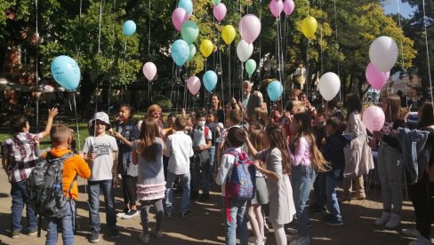 BALONI SA ŽELJAMA VINULI SE U NEBO: U Subotici počela Dečja nedelja (FOTO) BALONI SA ŽELJAMA VINULI SE U NEBO: U Subotici počela Dečja nedelja (FOTO)