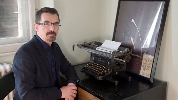 ЦЕО ЖИВОТ ЈЕ ПРОЗА: Срђан В. Тешин о Мокринским хроникама, Антићу, Раши Попову, Ђури Ђуканову... ЦЕО ЖИВОТ ЈЕ ПРОЗА: Срђан В. Тешин о Мокринским хроникама, Антићу, Раши Попову, Ђури Ђуканову...