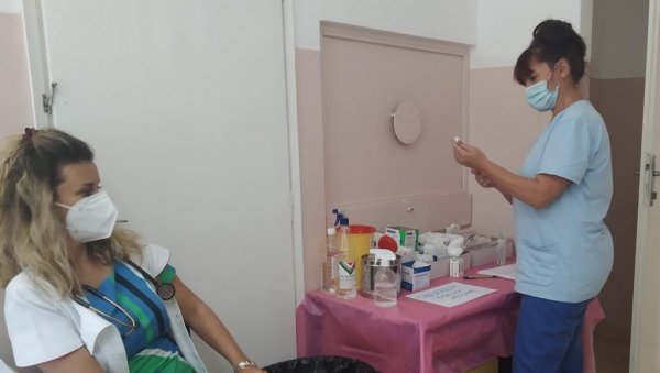 ТРЕЋУ ДОЗУ ЦЕПИВА ПРИМИЛО ПРЕКО 3.000 ПАРАЋИНАЦА: Ревакцинација се и даље заказује, на ковид-одељењу 41 болесник ТРЕЋУ ДОЗУ ЦЕПИВА ПРИМИЛО ПРЕКО 3.000 ПАРАЋИНАЦА: Ревакцинација се и даље заказује, на ковид-одељењу 41 болесник