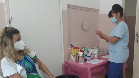 ТРЕЋУ ДОЗУ ЦЕПИВА ПРИМИЛО ПРЕКО 3.000 ПАРАЋИНАЦА: Ревакцинација се и даље заказује, на ковид-одељењу 41 болесник ТРЕЋУ ДОЗУ ЦЕПИВА ПРИМИЛО ПРЕКО 3.000 ПАРАЋИНАЦА: Ревакцинација се и даље заказује, на ковид-одељењу 41 болесник