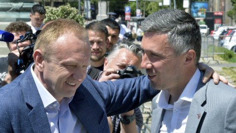 БОЈКОТ ПРОПАО, СВАЂЕ ОСТАЛЕ: Већина странака у опозицији неће игнорисати изборе на пролеће, после одлуке Двери да уђу у трку БОЈКОТ ПРОПАО, СВАЂЕ ОСТАЛЕ: Већина странака у опозицији неће игнорисати изборе на пролеће, после одлуке Двери да уђу у трку