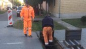 ЗА БЕЗБЕДНИЈЕ УЛИЦЕ У ВРШЦУ: Радници постављају цеви уместо дотрајалих решетака ЗА БЕЗБЕДНИЈЕ УЛИЦЕ У ВРШЦУ: Радници постављају цеви уместо дотрајалих решетака