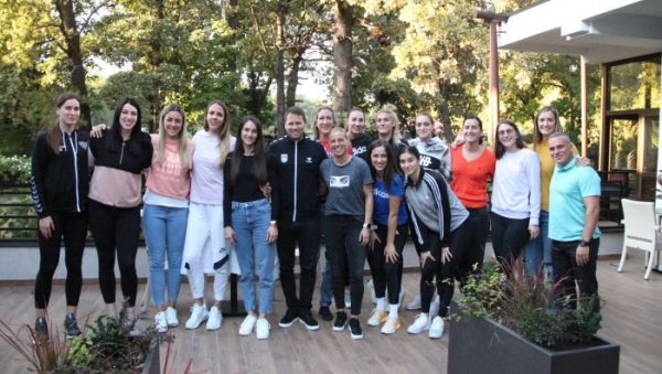 ДАЉЕ БЕЗ АНДРЕЕ, КАТАРИНЕ И ДРАГАНЕ: Рукометашице Србије окупиле се пред почетак квалафикација за Европско првенство 22. године ДАЉЕ БЕЗ АНДРЕЕ, КАТАРИНЕ И ДРАГАНЕ: Рукометашице Србије окупиле се пред почетак квалафикација за Европско првенство 22. године
