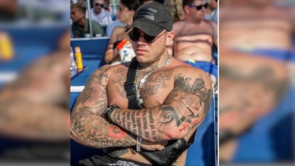 ТЕТОВАЖЕ И НАДИМАК ЧЕТНИК МАНЕКЕН: Ко је Немања (26), Новосађанин о којем прича цела Србија? (ФОТО) ТЕТОВАЖЕ И НАДИМАК ЧЕТНИК МАНЕКЕН: Ко је Немања (26), Новосађанин о којем прича цела Србија? (ФОТО)
