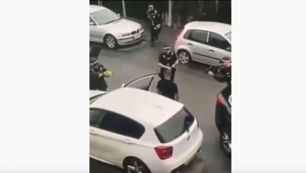 ПОЛИЦАЈКА ПУЦАЛА У НЕНАОРУЖАНОГ ЧОВЕКА: Наочиглед пролазника сасула неколико метака у мушкарца који је изашао из кола (ВИДЕО) ПОЛИЦАЈКА ПУЦАЛА У НЕНАОРУЖАНОГ ЧОВЕКА: Наочиглед пролазника сасула неколико метака у мушкарца који је изашао из кола (ВИДЕО)
