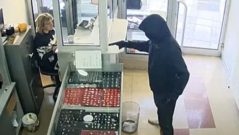 УХАПШЕНИ ЗА ДВА МИНУТА: Уперили пиштоље, отели новац и злато из мењачнице, па се упутили ка Алексинцу УХАПШЕНИ ЗА ДВА МИНУТА: Уперили пиштоље, отели новац и злато из мењачнице, па се упутили ка Алексинцу