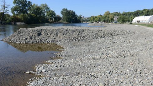 ЛАКШИ ПРИСТУП РЕЦИ: Уређење леве обале Ибра у центру Краљева (ФОТО) ЛАКШИ ПРИСТУП РЕЦИ: Уређење леве обале Ибра у центру Краљева (ФОТО)