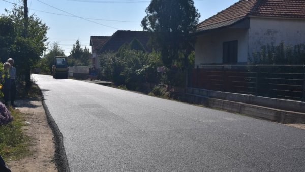 ОБНОВА ПОЛА КИЛОМЕТРА ПУТА: Уграђује се завршни слој асфалта кроз Горњи Буниброд ОБНОВА ПОЛА КИЛОМЕТРА ПУТА: Уграђује се завршни слој асфалта кроз Горњи Буниброд