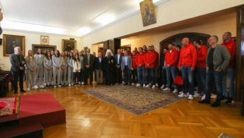 ПАТРИЈАРХ ПОРФИРИЈЕ УГОСТИО ЗВЕЗДУ: Добио на поклон црвено-бели дрес са својим именом ПАТРИЈАРХ ПОРФИРИЈЕ УГОСТИО ЗВЕЗДУ: Добио на поклон црвено-бели дрес са својим именом