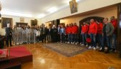 ПАТРИЈАРХ ПОРФИРИЈЕ УГОСТИО ЗВЕЗДУ: Добио на поклон црвено-бели дрес са својим именом ПАТРИЈАРХ ПОРФИРИЈЕ УГОСТИО ЗВЕЗДУ: Добио на поклон црвено-бели дрес са својим именом