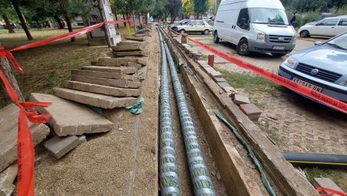 НОВИ ТОПЛОВОД НА ВОЈНИЧКОМ ТРГУ: Вршачки комуналци се ужурбано припремају за грејну сезону НОВИ ТОПЛОВОД НА ВОЈНИЧКОМ ТРГУ: Вршачки комуналци се ужурбано припремају за грејну сезону