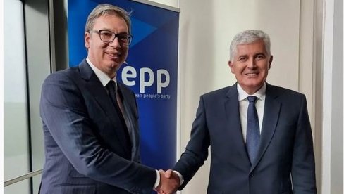 РАЗГОВОР ПРИЈАТЕЉА: Вучић се у Словенији састао са Драганом Човићем (ФОТО) РАЗГОВОР ПРИЈАТЕЉА: Вучић се у Словенији састао са Драганом Човићем (ФОТО)