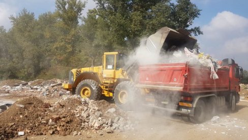 ПОСЛЕ ПРИЈАВЕ УКЛОНИЦИ ЧИТАВУ ДЕПОНИЈУ: Како је комунални полицајац “покуцао на врата” фирме из Бијељине (ФОТО) ПОСЛЕ ПРИЈАВЕ УКЛОНИЦИ ЧИТАВУ ДЕПОНИЈУ: Како је комунални полицајац “покуцао на врата” фирме из Бијељине (ФОТО)