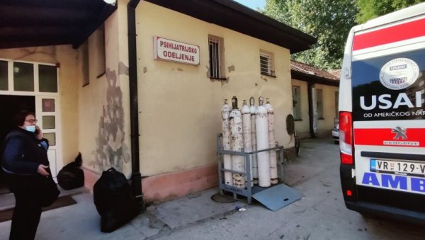 РАЗБИО ВРАТА ДА СПАСЕ БАКУ? Нови детаљи о недавном немилом догађају из једне од ковид-болница у Врању РАЗБИО ВРАТА ДА СПАСЕ БАКУ? Нови детаљи о недавном немилом догађају из једне од ковид-болница у Врању