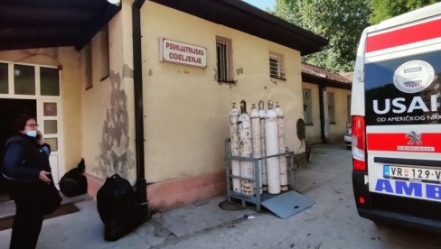 RAZBIO VRATA DA SPASE BAKU? Novi detalji o nedavnom nemilom događaju iz jedne od kovid-bolnica u Vranju RAZBIO VRATA DA SPASE BAKU? Novi detalji o nedavnom nemilom događaju iz jedne od kovid-bolnica u Vranju