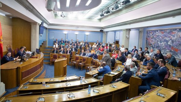 ДРАГИЊА ВОДИ СКУПШТИНУ? И даље се не назире крај конфузији око формирања мањинске владе у Црној Гори ДРАГИЊА ВОДИ СКУПШТИНУ? И даље се не назире крај конфузији око формирања мањинске владе у Црној Гори