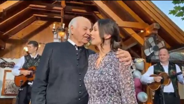 ЈЕСЕН СТИГЛА У ЗВОНКОВОМ ЗАГРЉАЈУ: Слобода Мићаловић уживала уз тамбурашког барда ЈЕСЕН СТИГЛА У ЗВОНКОВОМ ЗАГРЉАЈУ: Слобода Мићаловић уживала уз тамбурашког барда