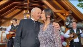 ЈЕСЕН СТИГЛА У ЗВОНКОВОМ ЗАГРЉАЈУ: Слобода Мићаловић уживала уз тамбурашког барда ЈЕСЕН СТИГЛА У ЗВОНКОВОМ ЗАГРЉАЈУ: Слобода Мићаловић уживала уз тамбурашког барда